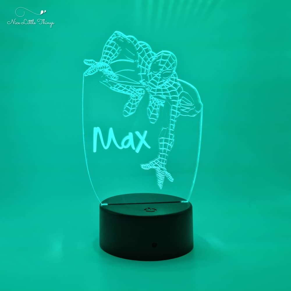 l'homme-araignée à la lueur des lampes