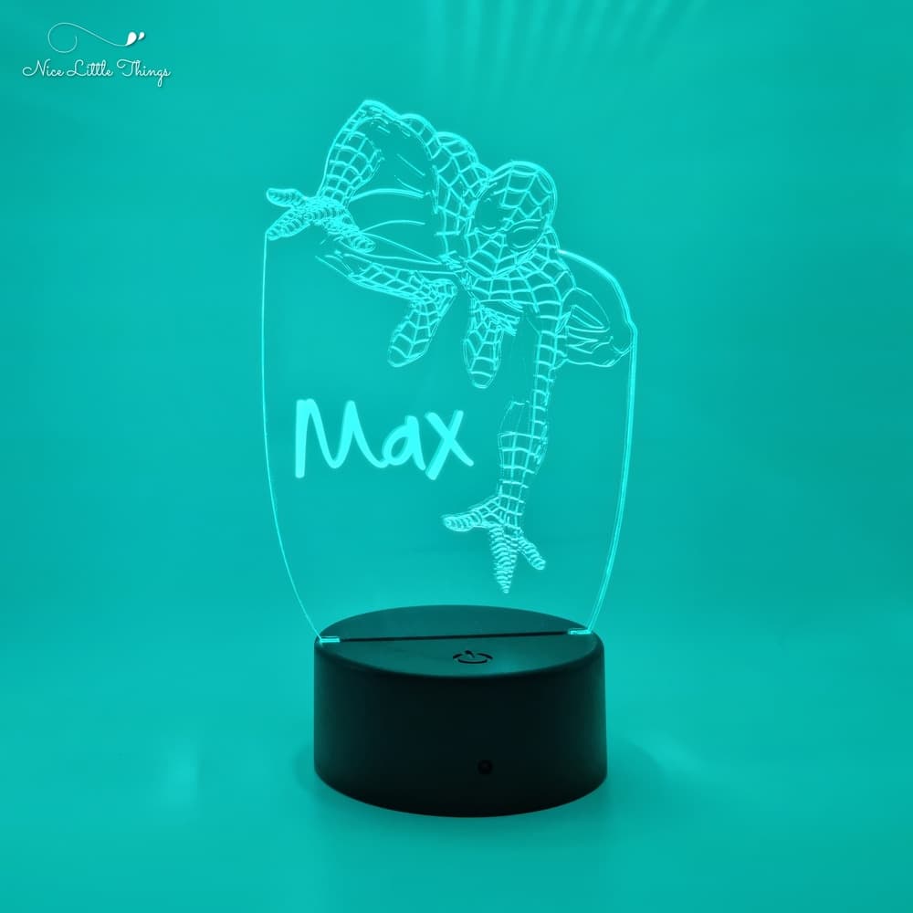 l'homme-araignée à la lueur des lampes