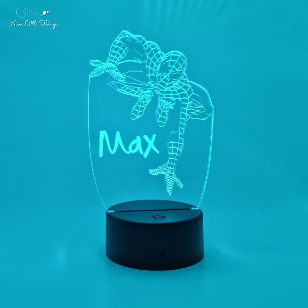 l'homme-araignée à la lueur des lampes