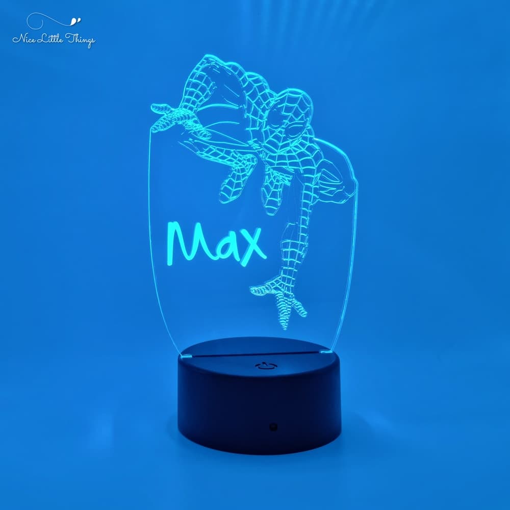 l'homme-araignée à la lueur des lampes