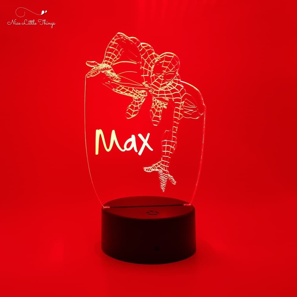 l'homme-araignée à la lueur des lampes