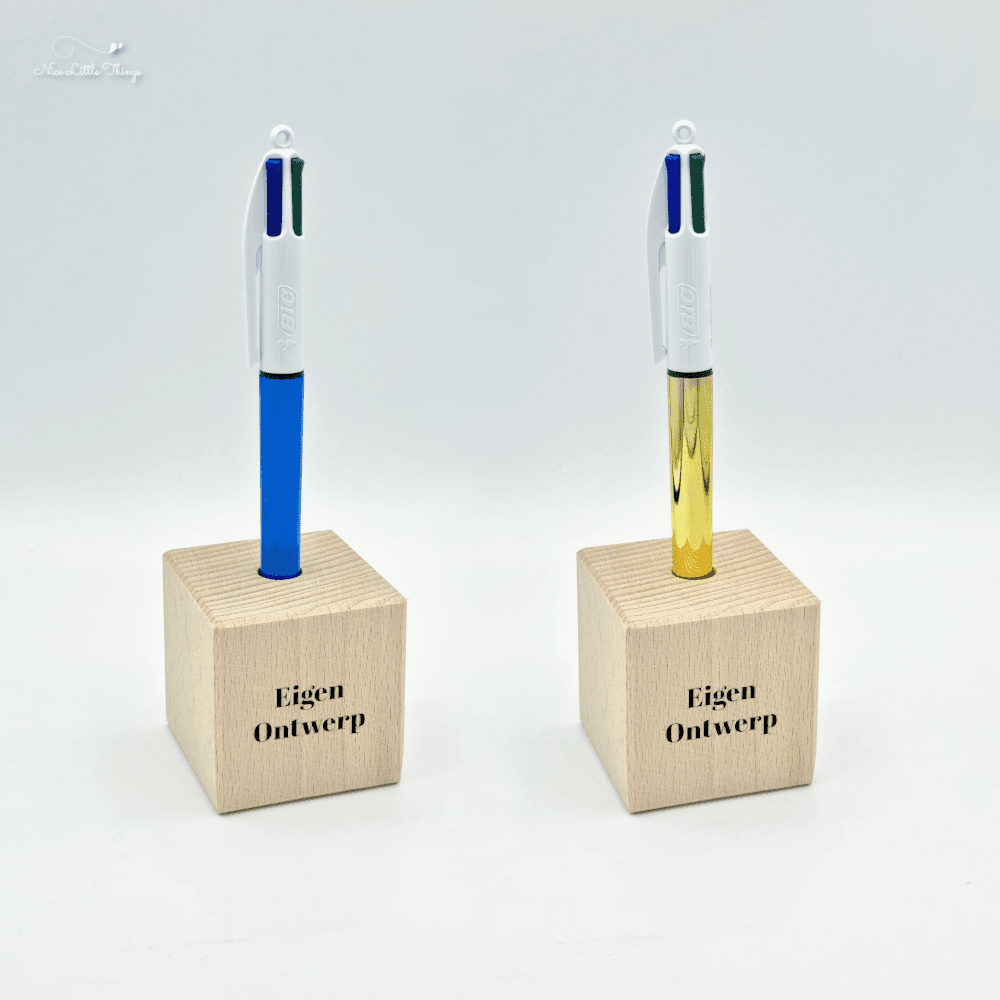 Cube en bois avec stylo à quatre couleurs