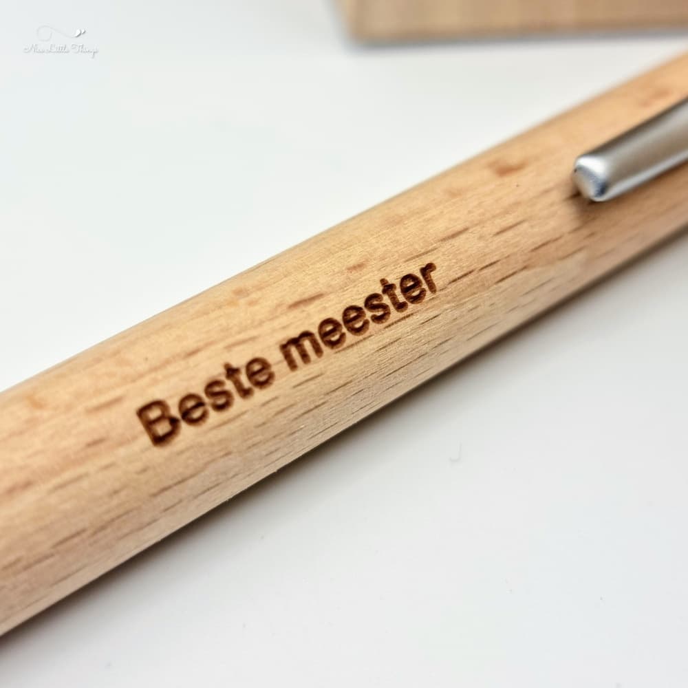 Stylo en bois gravé